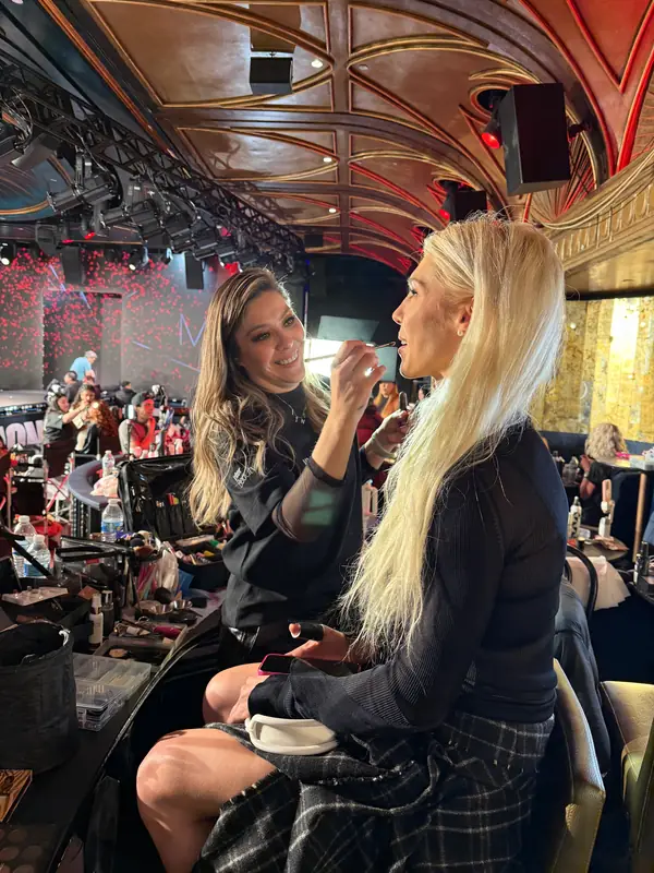 Maquillaje de una modelo antes de salir a pasarela